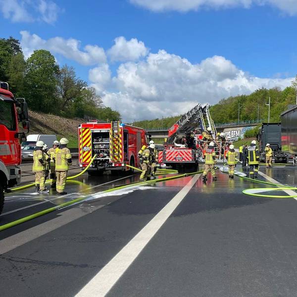 Brennender LKW auf der Autobahn 4 bei Bergisch Gladbach.