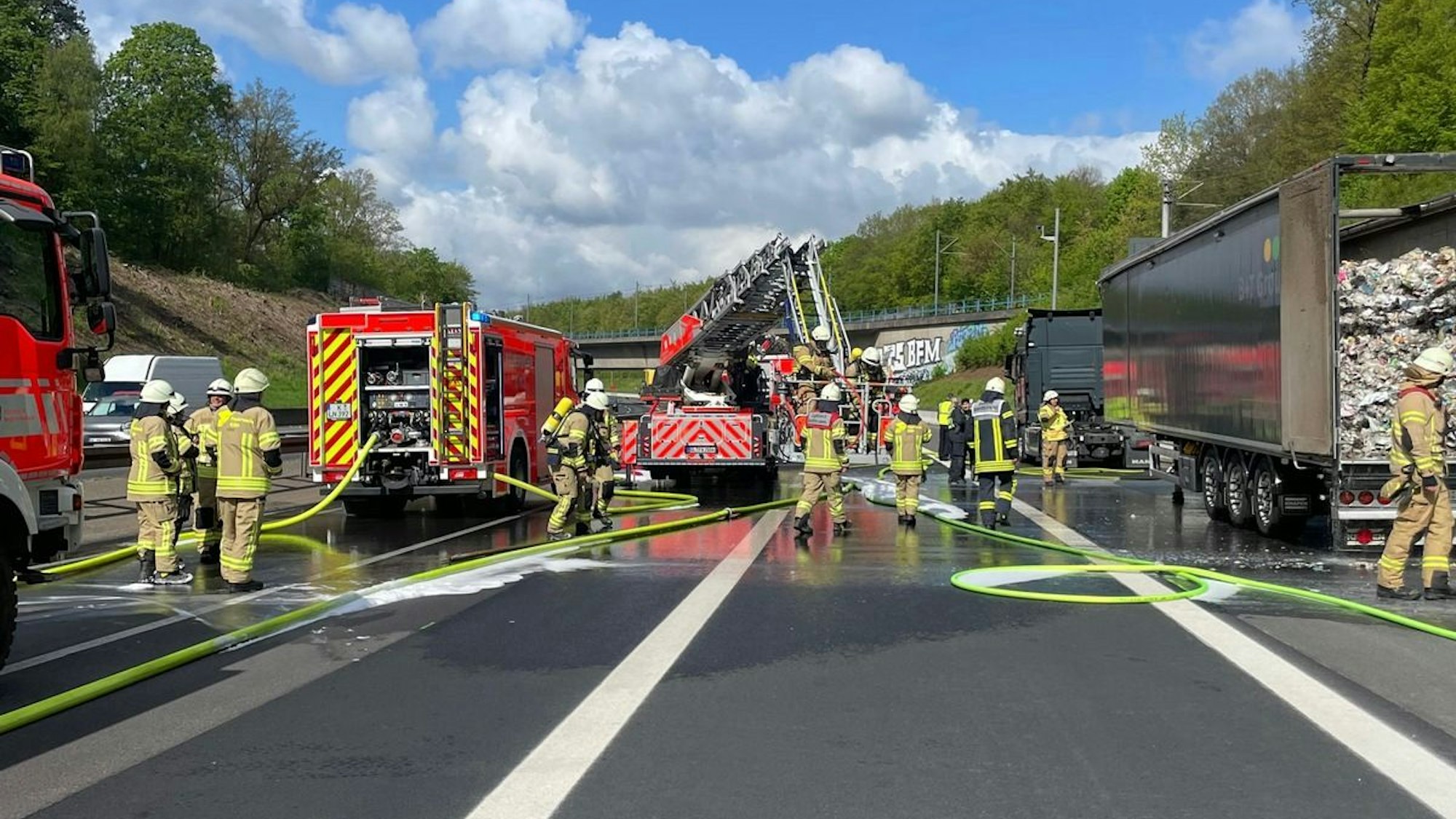 Brennender LKW auf der Autobahn 4 bei Bergisch Gladbach.