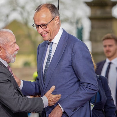 Bundeskanzler Friedrich Merz (r., CDU) begrüßt Brasiliens Präsident Lula da Silva zu den deutsch-brasilianischen Regierungskonsultationen auf Schloss Herrenhausen.