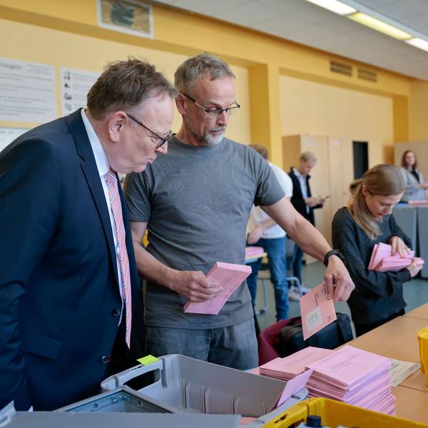 19.04.2026
Köln, NRW
Ratsbürgerentscheid Olympia KölnRheinRuhr
Oberbürgermeister Torsten Burmester besucht das Auszählzentrum und läßt sich von einem Abstimmungshelfer die amtliche Abstimmungsunterlagen der Stadt Köln für die Briefwahl des jeweiligen Bezirks zeigen.