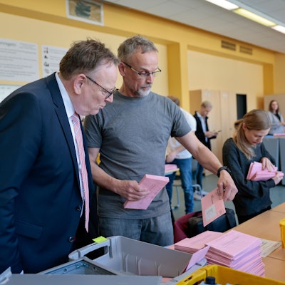 Oberbürgermeister Torsten Burmester besucht das Auszählzentrum.