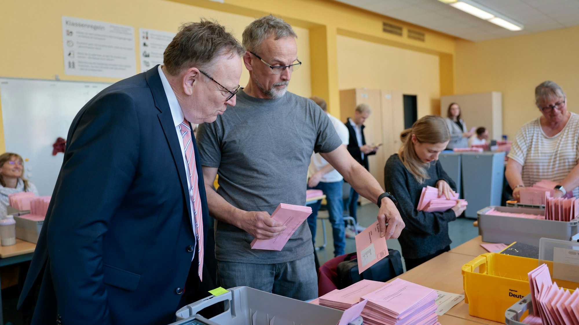 19.04.2026
Köln, NRW
Ratsbürgerentscheid Olympia KölnRheinRuhr
Oberbürgermeister Torsten Burmester besucht das Auszählzentrum und läßt sich von einem Abstimmungshelfer die amtliche Abstimmungsunterlagen der Stadt Köln für die Briefwahl des jeweiligen Bezirks zeigen.