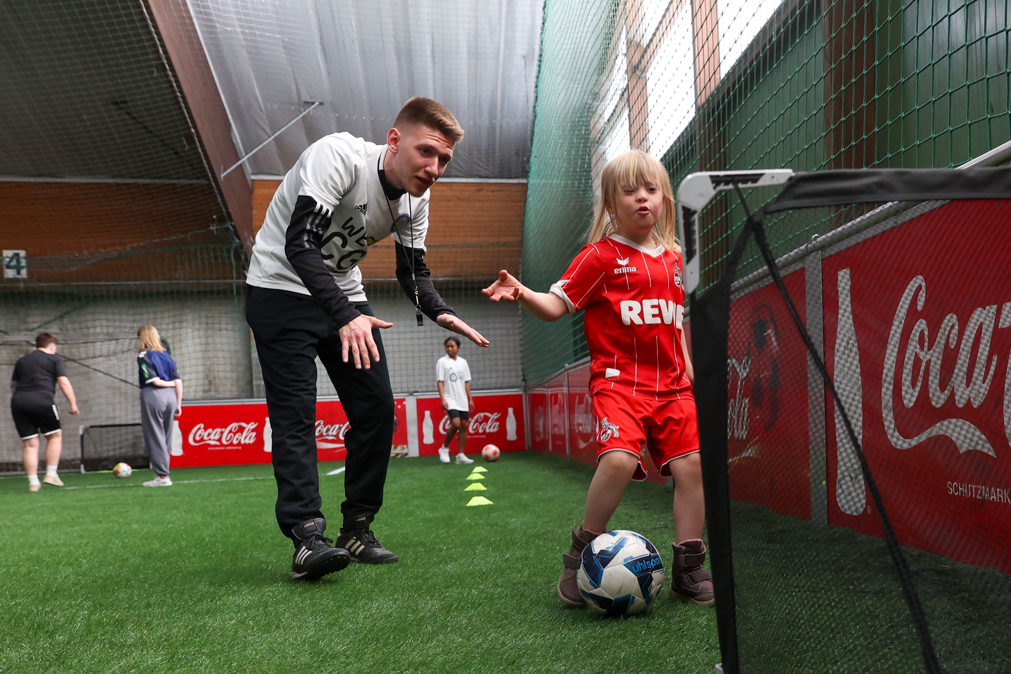 Kölns Sportperson des Jahres Tobias Gemein eröffnete am Freitag die erste inklusive Mädchenmannschaft in Köln.