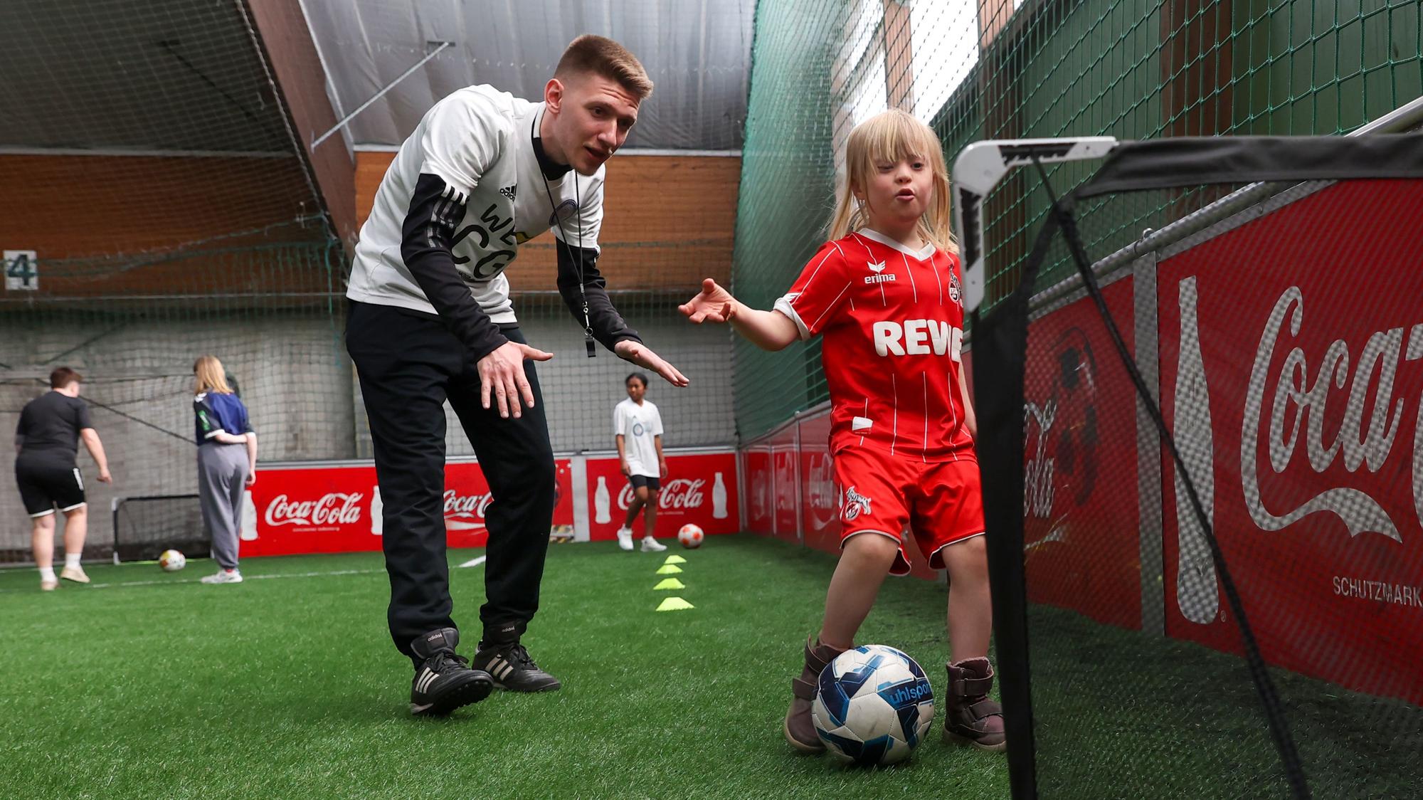 Kölns Sportperson des Jahres Tobias Gemein eröffnete am Freitag die erste inklusive Mädchenmannschaft in Köln.