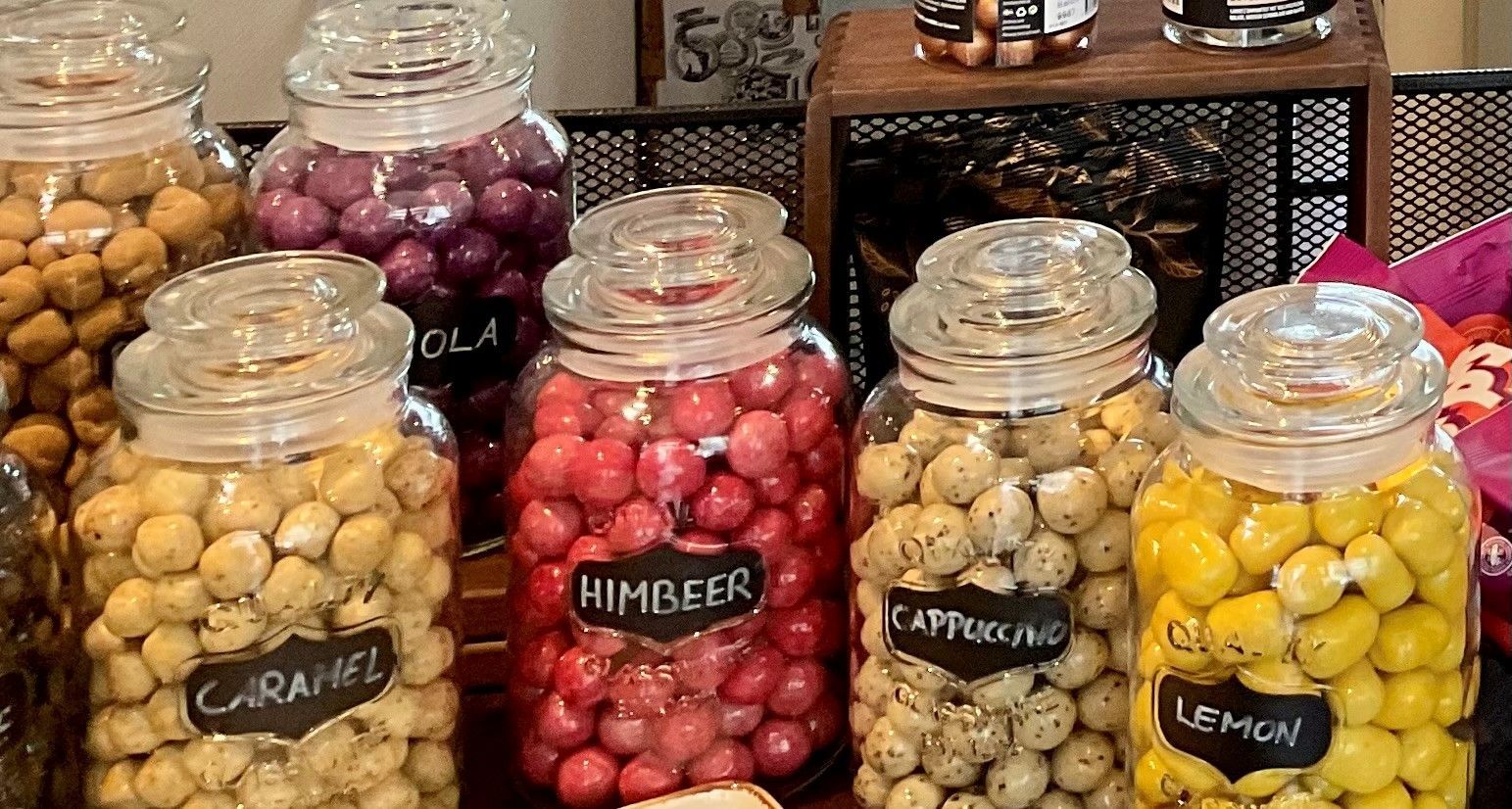 Gläser voller runder Lakritze in verschiedenen Geschmacksrichtungen stehen nebeneinander.