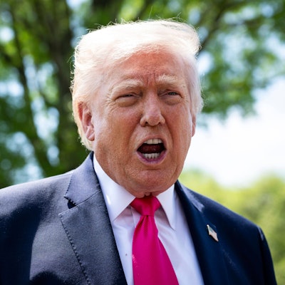 US-Präsident Donald Trump im Gespräch mit Reportern vor dem Weißen Haus. (Archivbild)