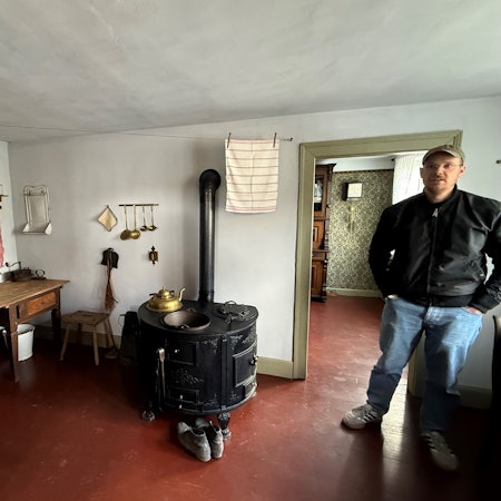 In der Küche, die nach Vorlagen aus alten Fotos eingerichtet wurde, erklärte Martin Schinken die besondere Bedeutung des Hauses.