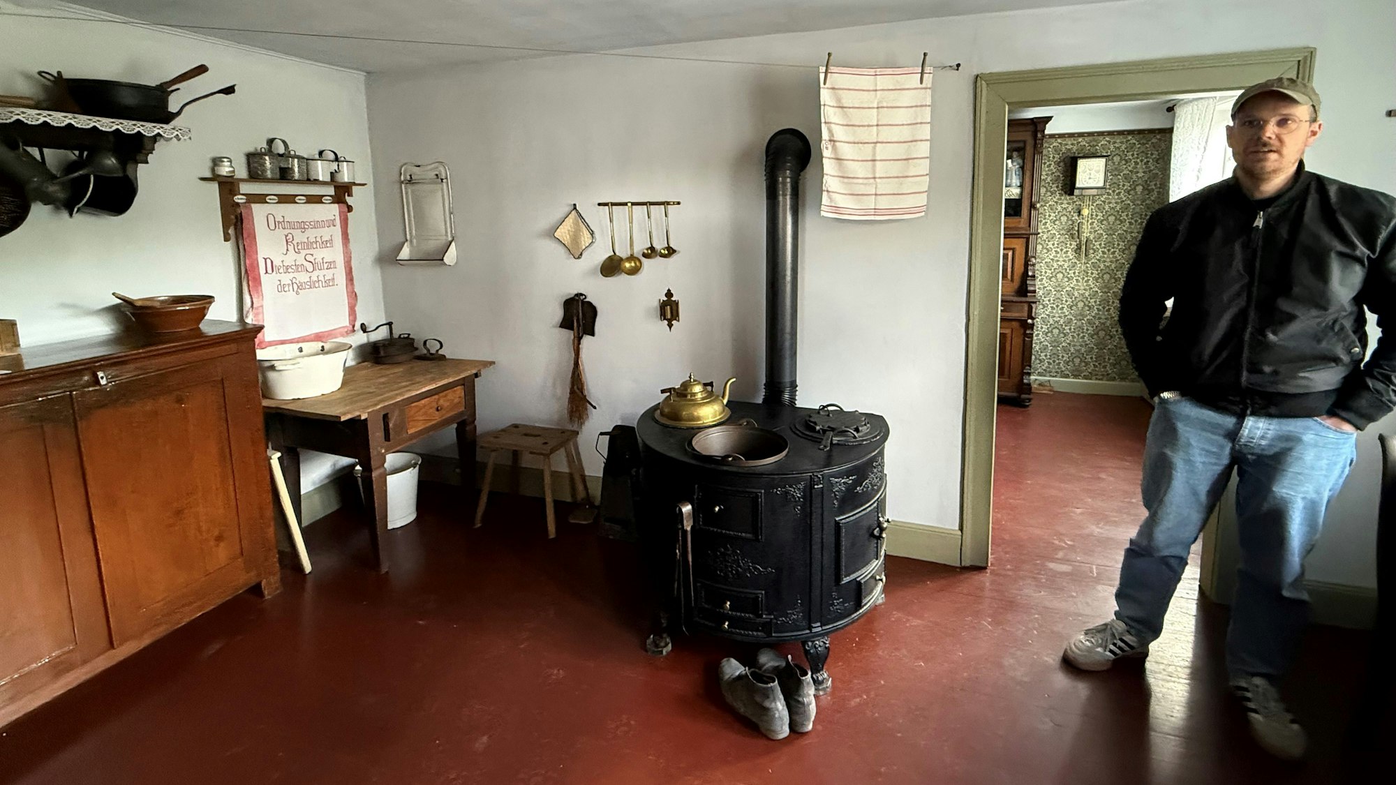 In der Küche, die nach Vorlagen aus alten Fotos eingerichtet wurde, erklärte Martin Schinken die besondere Bedeutung des Hauses.