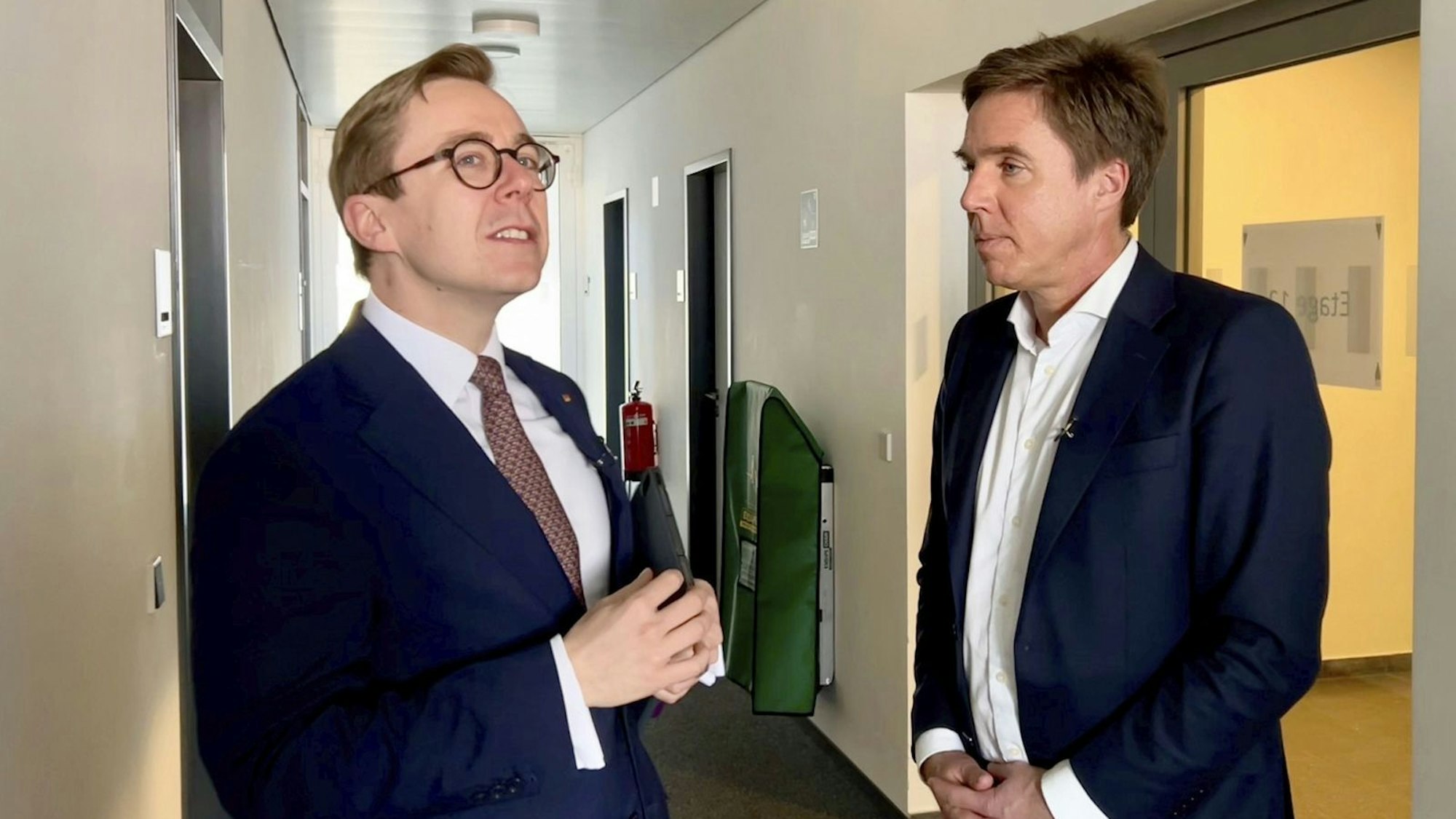 Journalist Markus Feldenkirchen (rechts) traf CDU-Politiker Philipp Amthor für seine „Konfrontation“-Reihe. (Bild: WDR / Carl Exner / beckground tv)