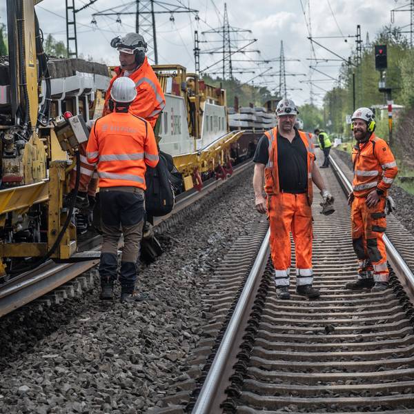 Gleisumbauzug auf der Strecke Köln–Wuppertal–Hagen bei Manfort, Besuch Oliver Krischer, Umweltminister NRW. Bild: Ralf Krieger