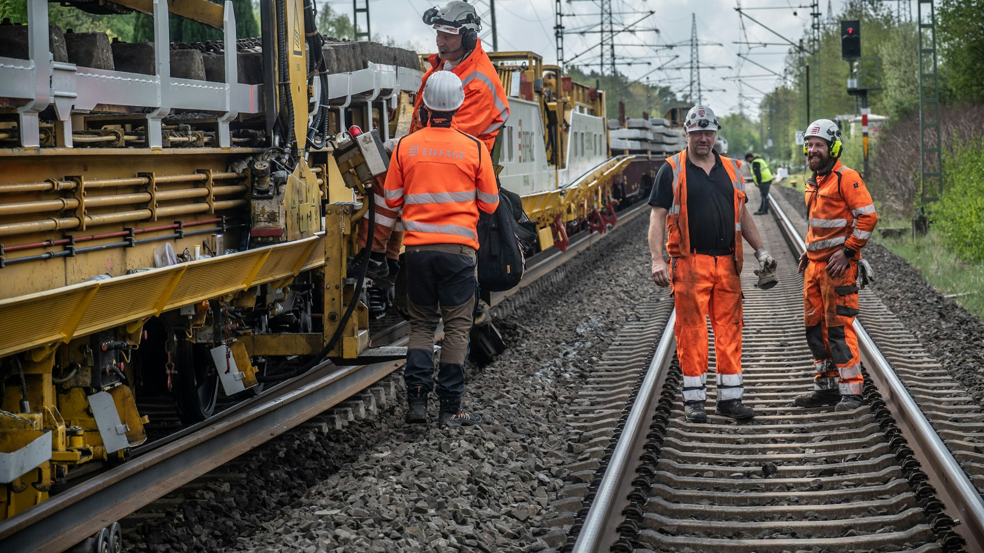 Gleisumbauzug auf der Strecke Köln–Wuppertal–Hagen bei Manfort, Besuch Oliver Krischer, Umweltminister NRW. Bild: Ralf Krieger