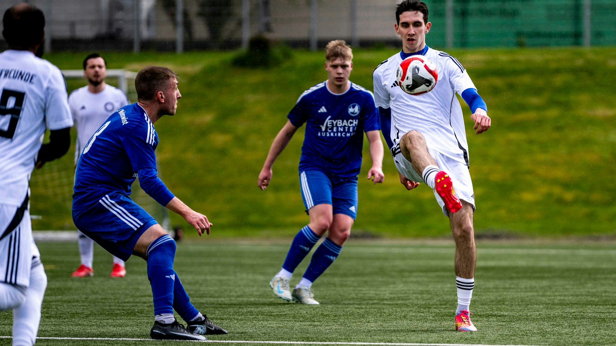Das Bild zeigt den Offensivspieler der Sportfreunde DHO, wie er den Ball annimmt.