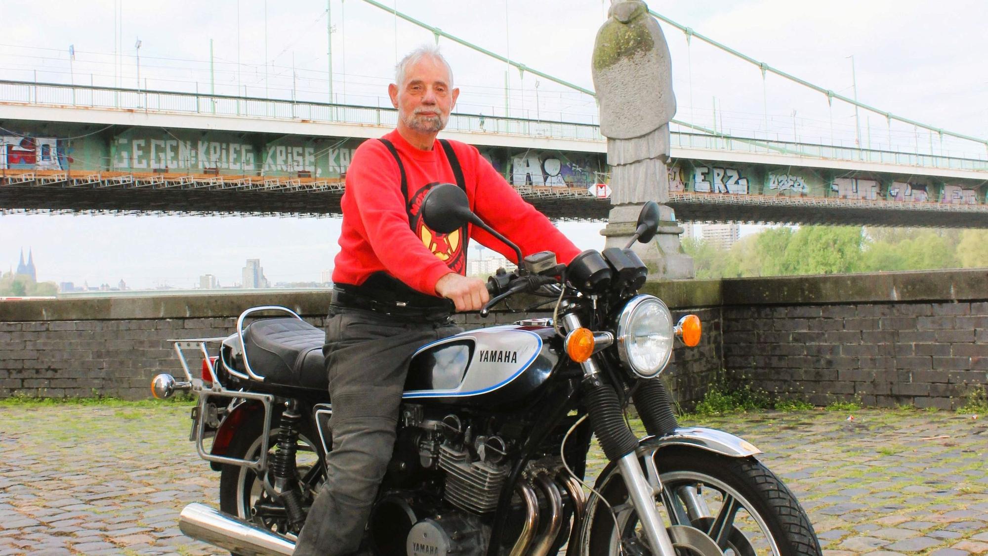 Werner Schmitz sitzt auf seiner Yamaha.