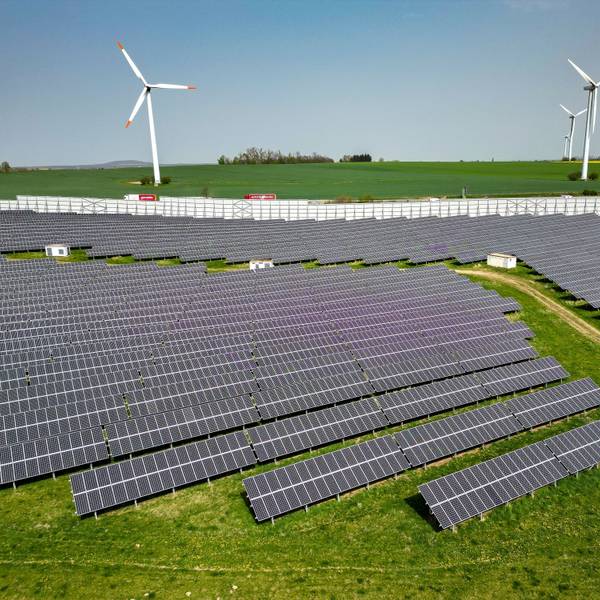 ARCHIV - 08.04.2024, Sachsen, Leisnig: Windkraftanlagen stehen hinter einem Solarpark. (zu dpa: «Klingbeil warnt Reiche vor Ausbremsen der Energiewende») Foto: Jan Woitas/dpa +++ dpa-Bildfunk +++