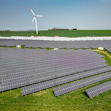 ARCHIV - 08.04.2024, Sachsen, Leisnig: Windkraftanlagen stehen hinter einem Solarpark. (zu dpa: «Klingbeil warnt Reiche vor Ausbremsen der Energiewende») Foto: Jan Woitas/dpa +++ dpa-Bildfunk +++
