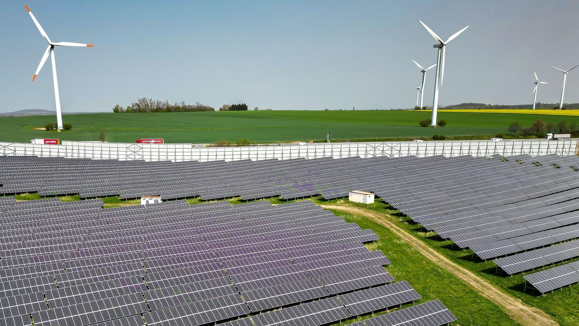 ARCHIV - 08.04.2024, Sachsen, Leisnig: Windkraftanlagen stehen hinter einem Solarpark. (zu dpa: «Klingbeil warnt Reiche vor Ausbremsen der Energiewende») Foto: Jan Woitas/dpa +++ dpa-Bildfunk +++