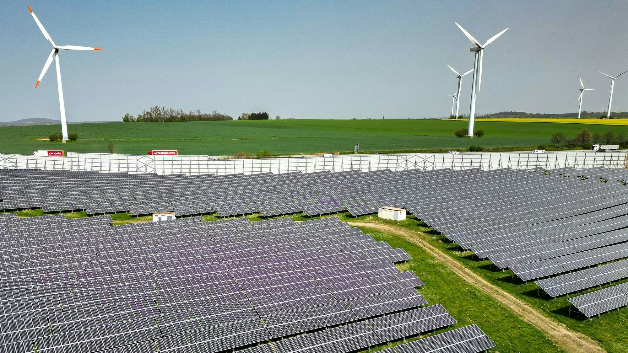 ARCHIV - 08.04.2024, Sachsen, Leisnig: Windkraftanlagen stehen hinter einem Solarpark. (zu dpa: «Klingbeil warnt Reiche vor Ausbremsen der Energiewende») Foto: Jan Woitas/dpa +++ dpa-Bildfunk +++