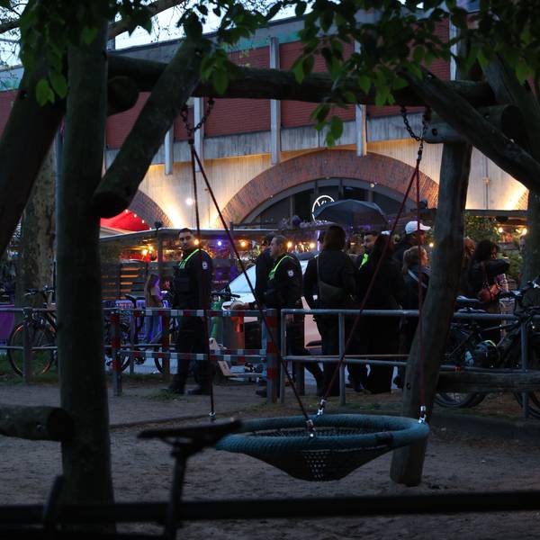 Während auf der Venloer Straße das Straßenfest der c/o pop die Menschen anzieht, patrouillieren Mitarbeiter des Ordnungsamtes durch den Park an der Bartholomäus-Schink-Straße.