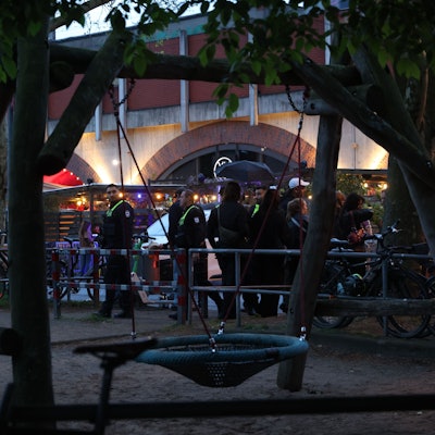Während auf der Venloer Straße das Straßenfest der c/o pop die Menschen anzieht, patrouillieren Mitarbeiter des Ordnungsamtes durch den Park an der Bartholomäus-Schink-Straße.