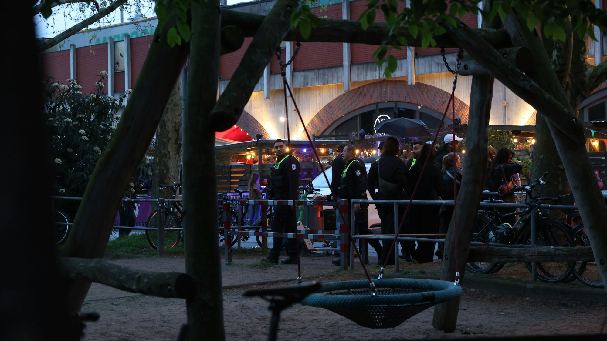 Während auf der Venloer Straße das Straßenfest der c/o pop die Menschen anzieht, patrouillieren Mitarbeiter des Ordnungsamtes durch den Park an der Bartholomäus-Schink-Straße.