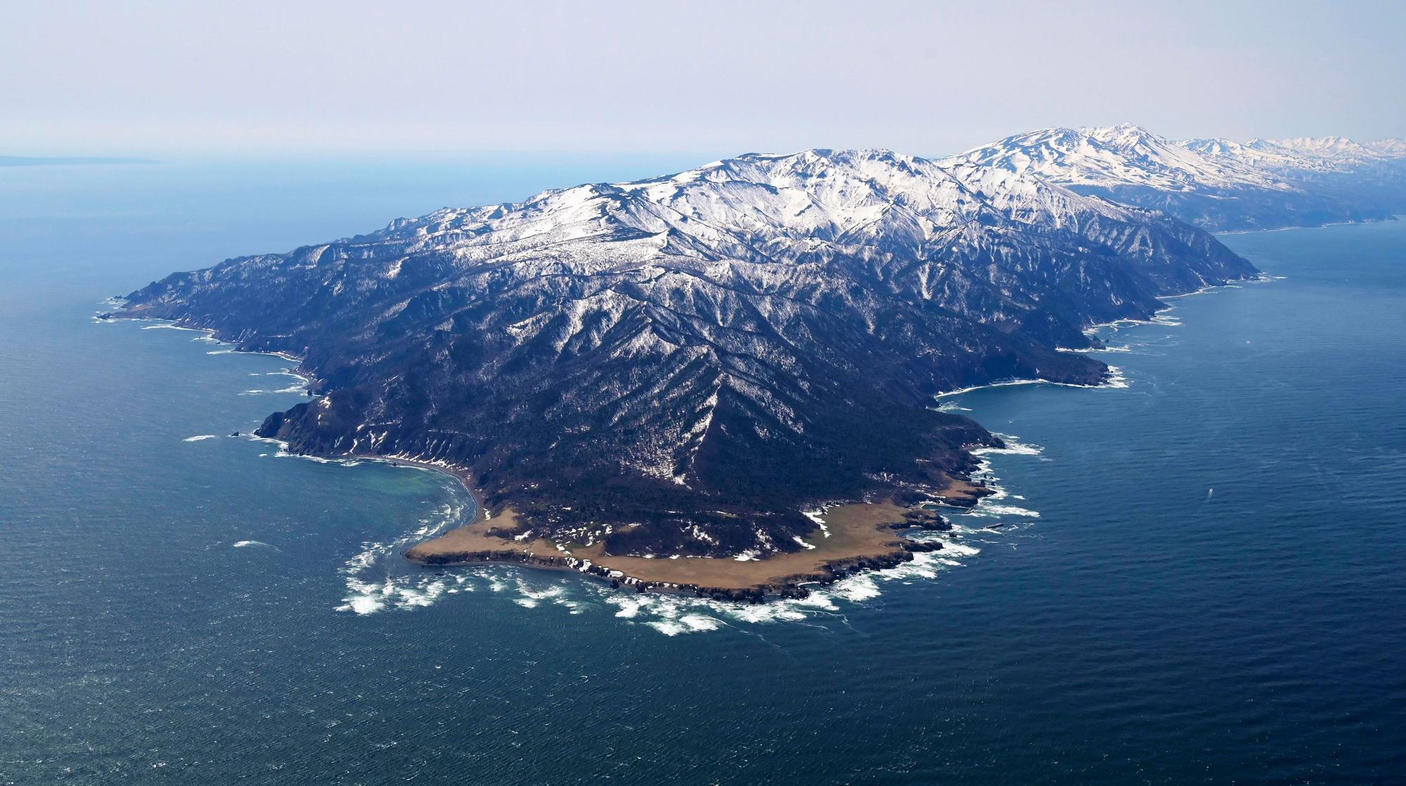Dieses Luftbild zeigt die Gewässer an der Halbinsel Shiretoko im Norden Japans auf Hokkaido. Ein Erdbeben der Stärke 7,4 hat nach Angaben der US-Erdbebenwarte USGS Japan erschüttert.