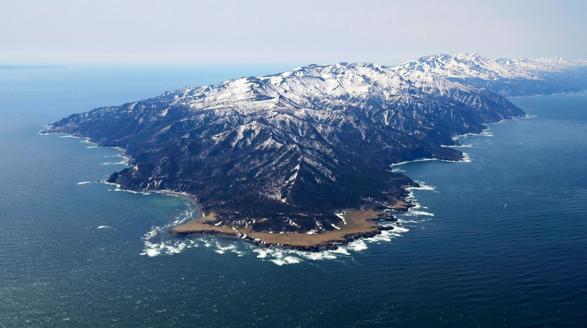 Dieses Luftbild zeigt die Gewässer an der Halbinsel Shiretoko im Norden Japans auf Hokkaido. Ein Erdbeben der Stärke 7,4 hat nach Angaben der US-Erdbebenwarte USGS Japan erschüttert.