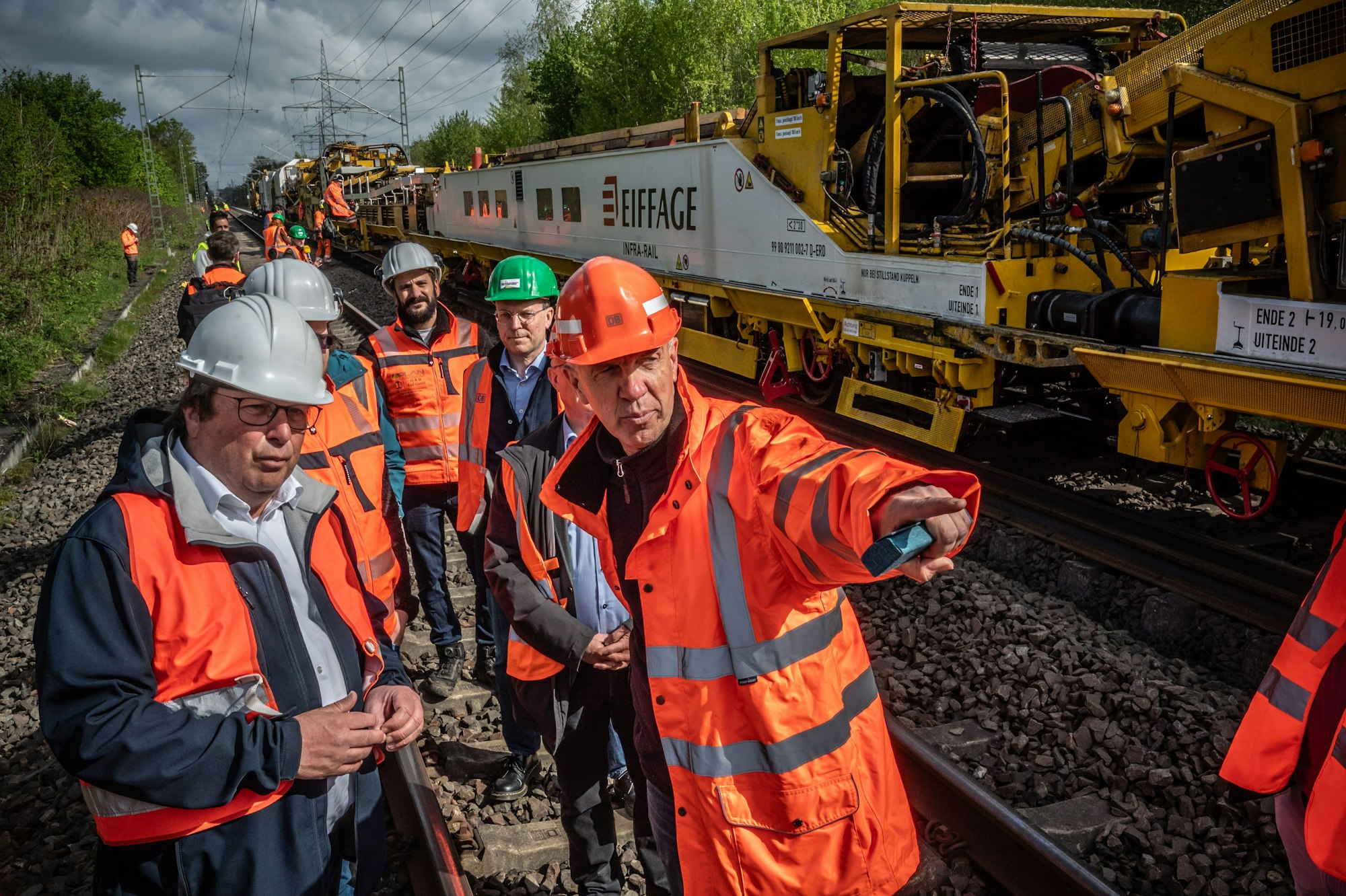 Gleisumbauzug auf der Strecke Köln–Wuppertal–Hagen bei Manfort, Besuch Oliver Krischer, Umweltminister NRW. Bild: Ralf Krieger