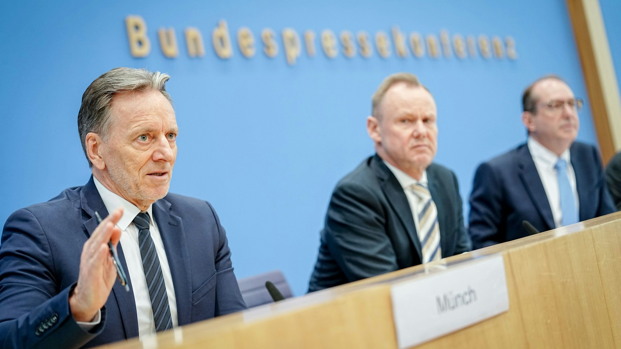 Holger Münch, Präsident des Bundeskriminalamtes (BKA), Andy Grote (SPD), Vorsitzender der Innenministerkonferenz (IMK), und Senator für Inneres und Sport der Stadt Hamburg, und Alexander Dobrindt (CSU), Bundesinnenminister, stellen die Polizeiliche Kriminalstatistik 2025 in der Bundespressekonferenz vor.