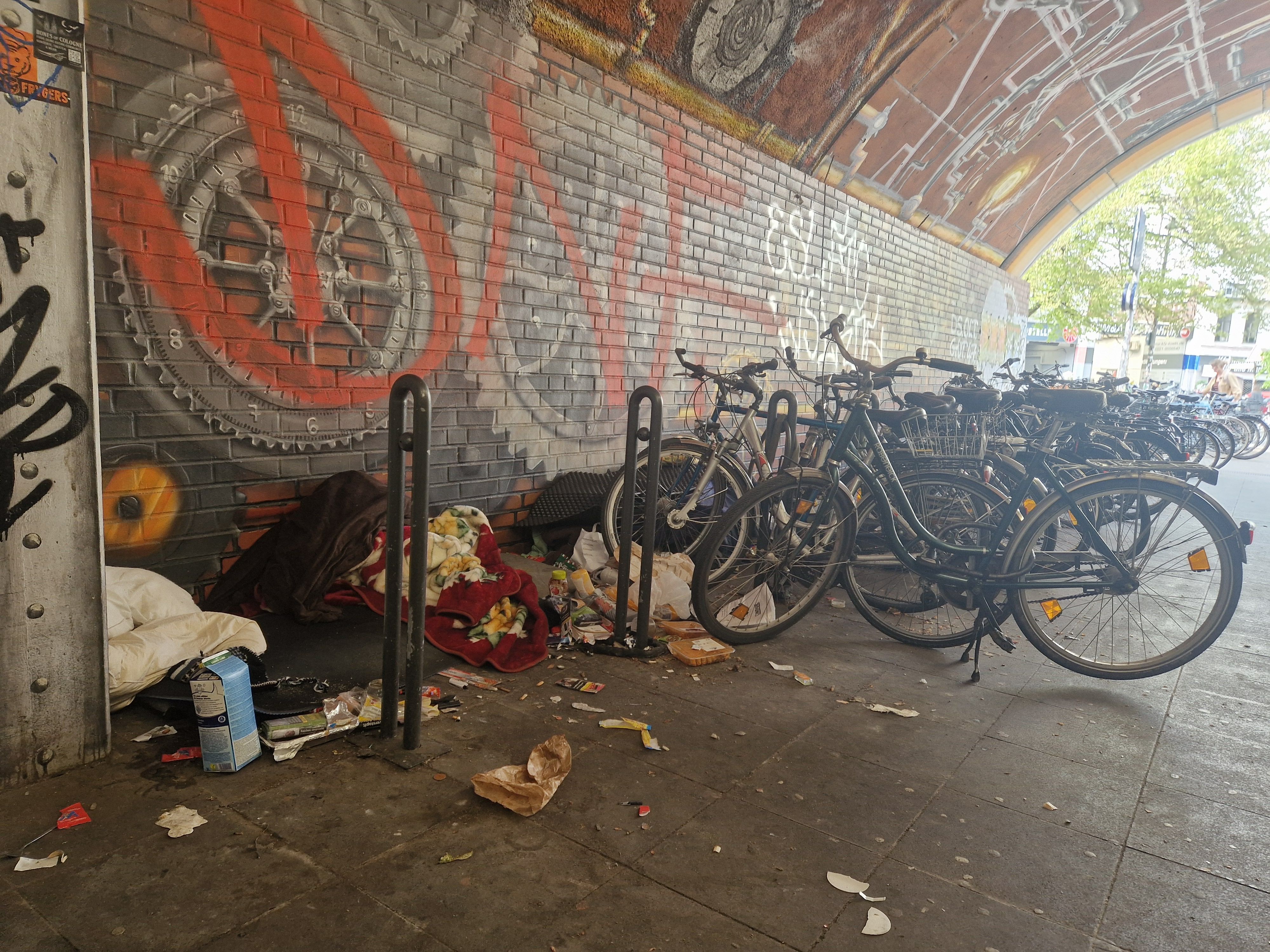 Müll, Graffitis und eine Schlafstätte obdachloser Menschen prägen das Bild an einem Nachmittag im April am Bahnhof Ehrenfeld.