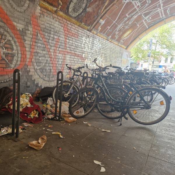 An vielen Orten in Köln sieht es so dreckig und vermüllt aus wie hier am Bahnhof Ehrenfeld.