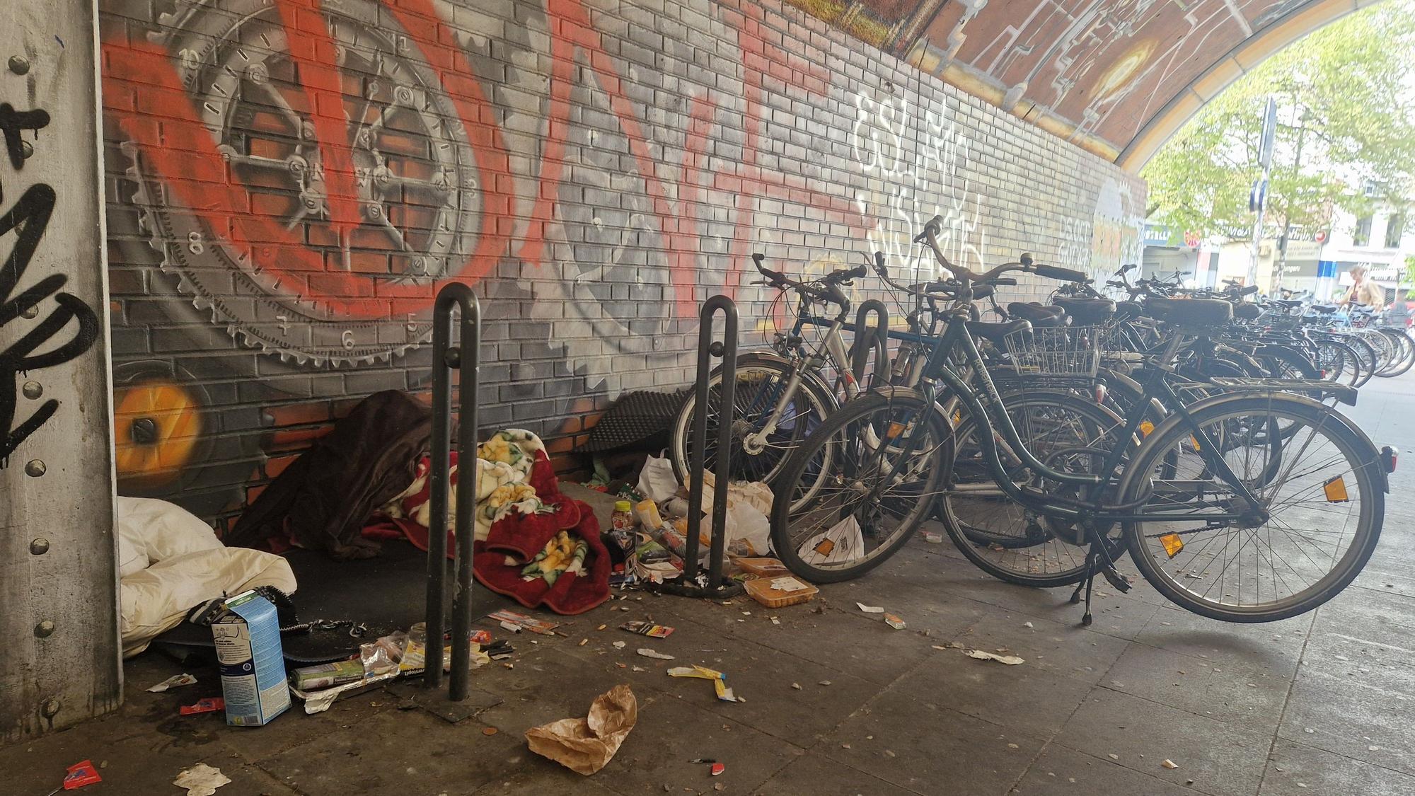 An vielen Orten in Köln sieht es so dreckig und vermüllt aus wie hier am Bahnhof Ehrenfeld.