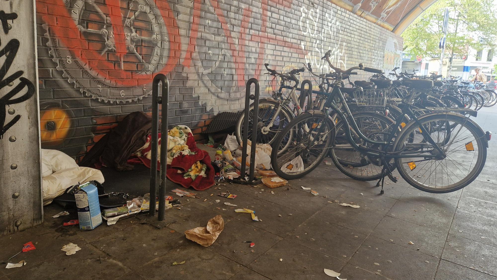 Müll, Graffitis und eine Schlafstätte obdachloser Menschen prägen das Bild an einem Nachmittag im April am Bahnhof Ehrenfeld.