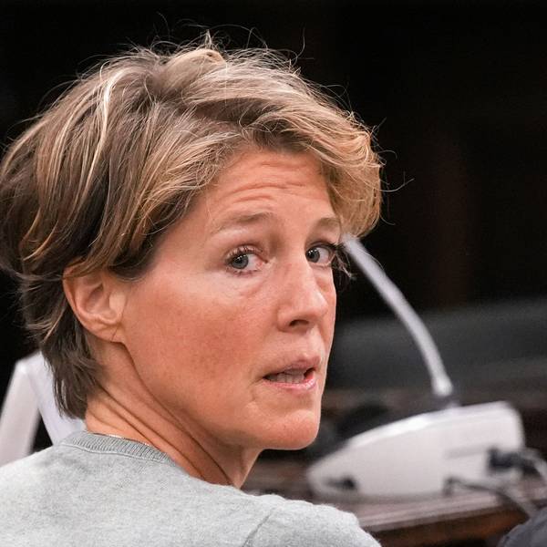 Christina Block blickt im Gerichtssaal um sich.