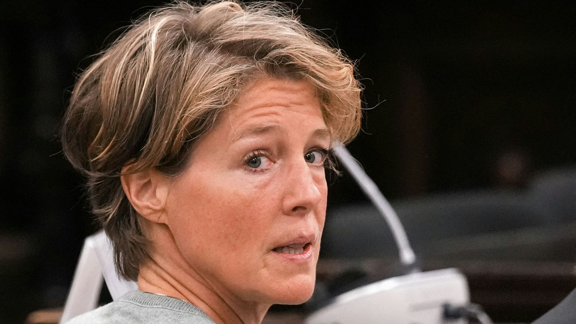 Christina Block blickt im Gerichtssaal um sich.