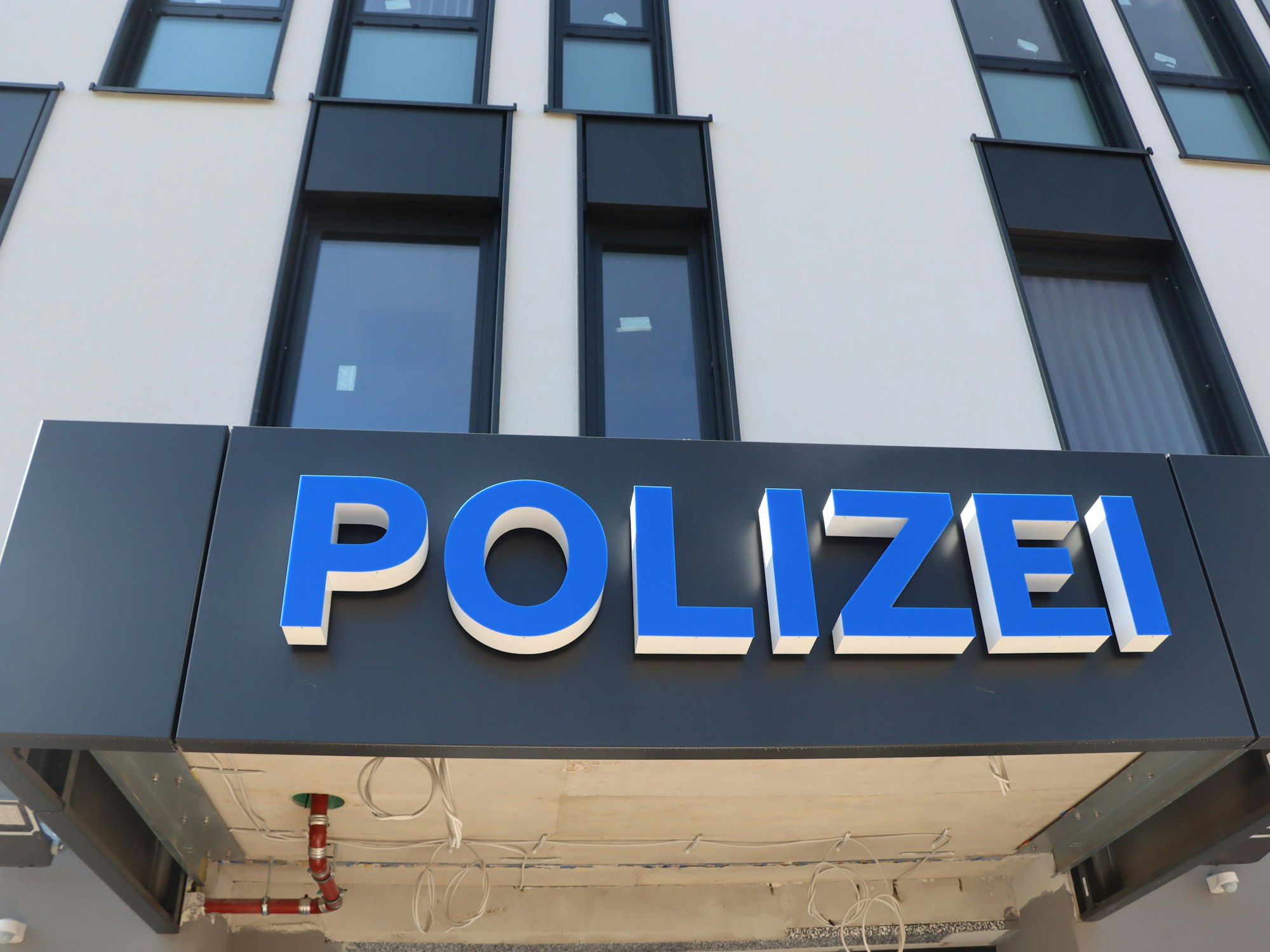 Der Schriftzug über dem Eingang ist schon montiert - noch aber hängen auch Kabel aus der noch nicht verkleideten Überdachung.