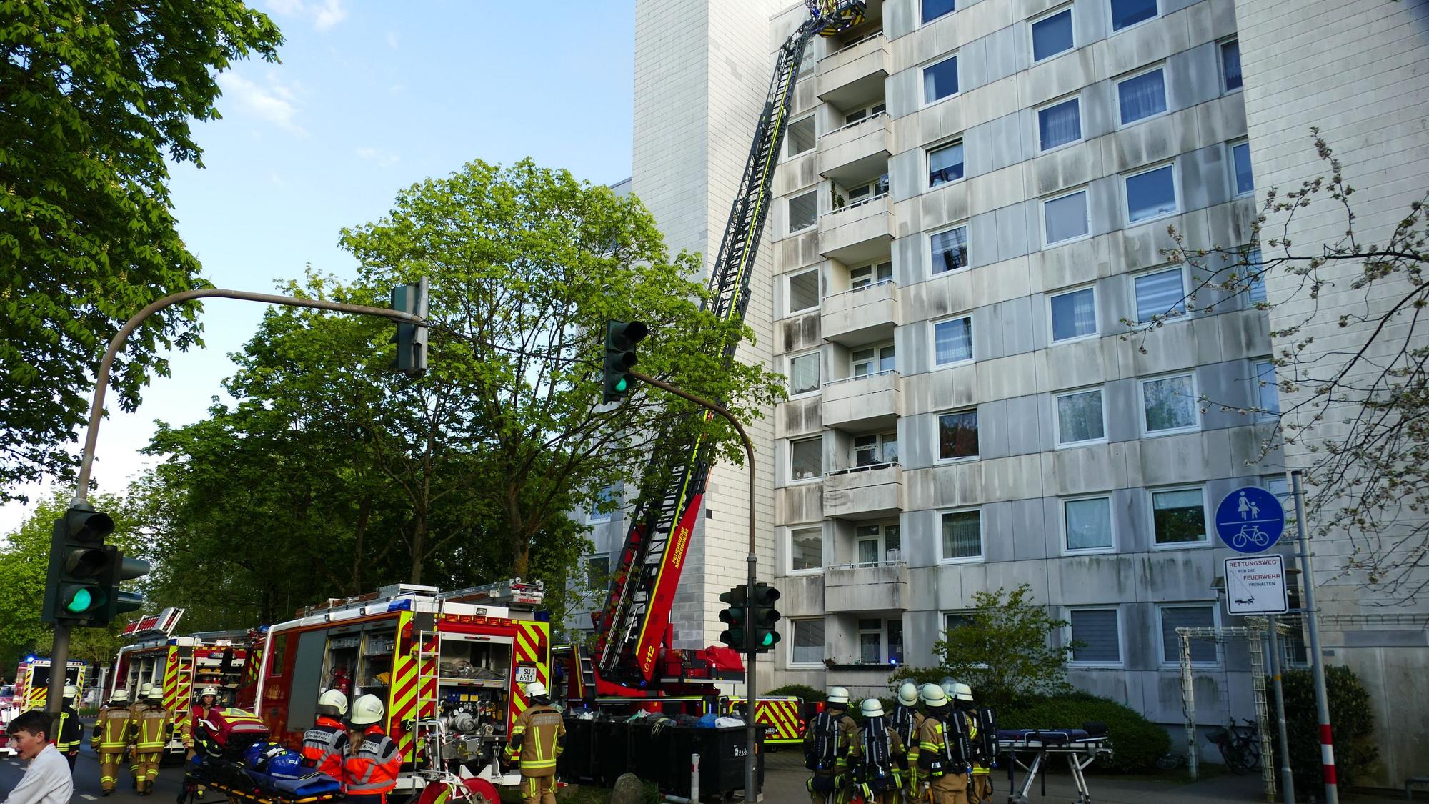 Schon im April hatte das Hochhaus in Meckenheim gebrannt. Damals mussten Personen mit der Drehleiter gerettet werden.