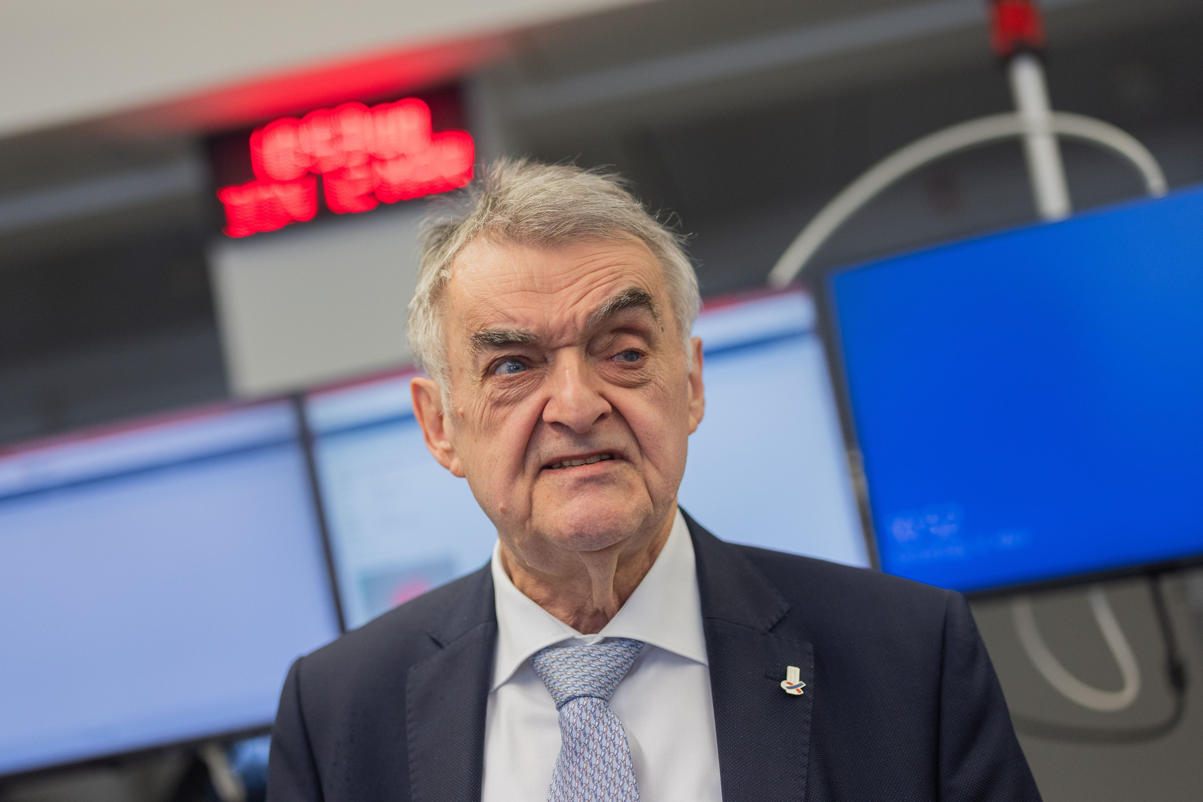 Herbert Reul (CDU), Innenminister von Nordrhein-Westfalen, steht beim landesweiten Warntag im Lagezentrum des Innenministeriums.