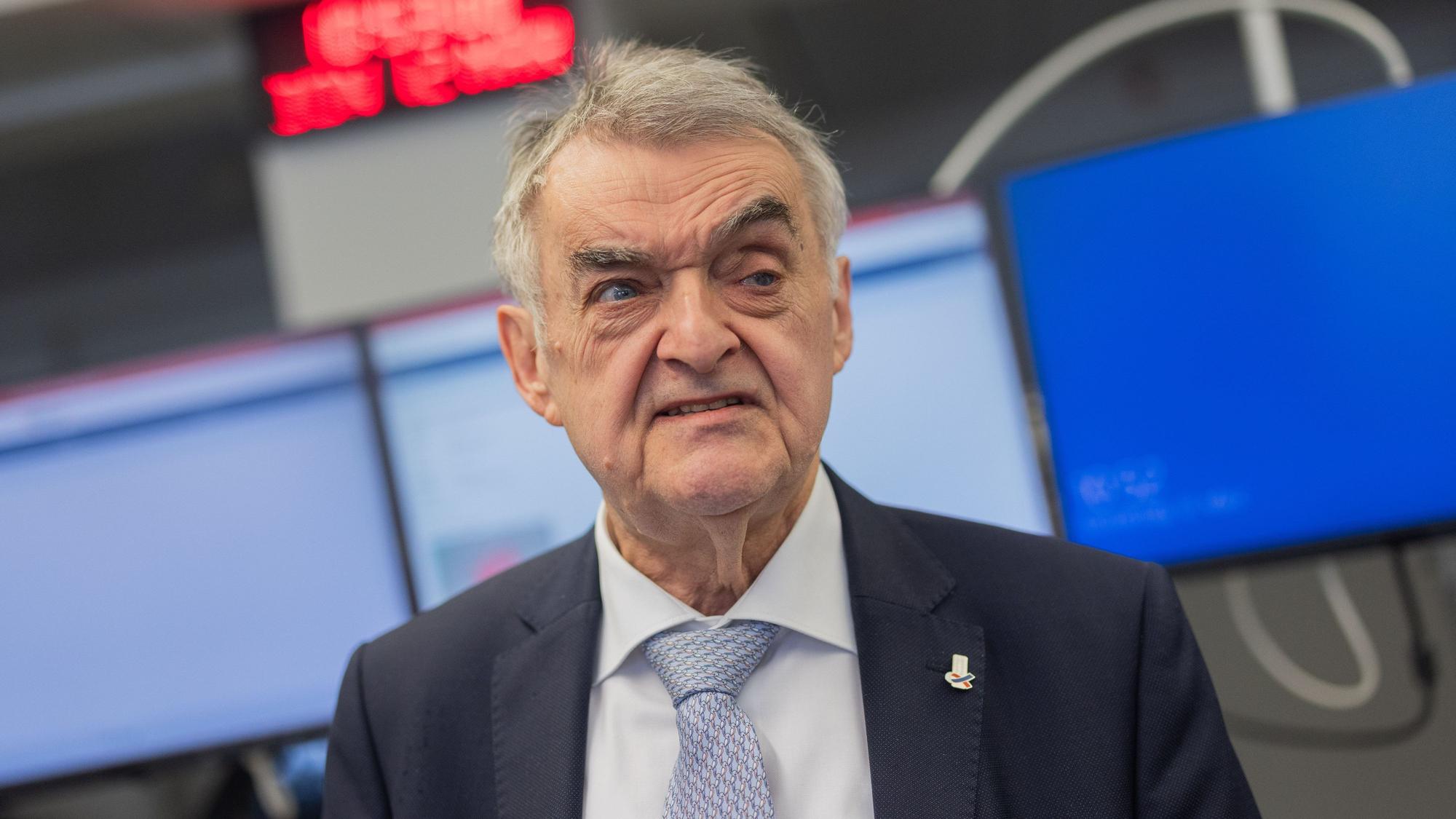 Herbert Reul (CDU), Innenminister von Nordrhein-Westfalen, steht beim landesweiten Warntag im Lagezentrum des Innenministeriums.