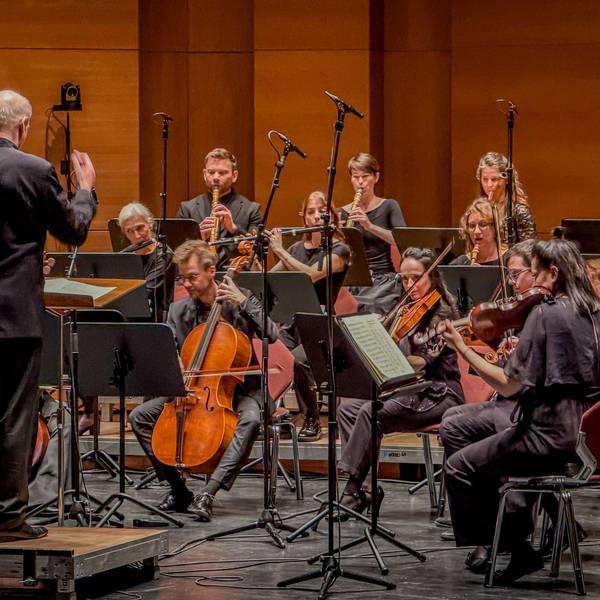 Ein Orchester spielt auf einer Bühne