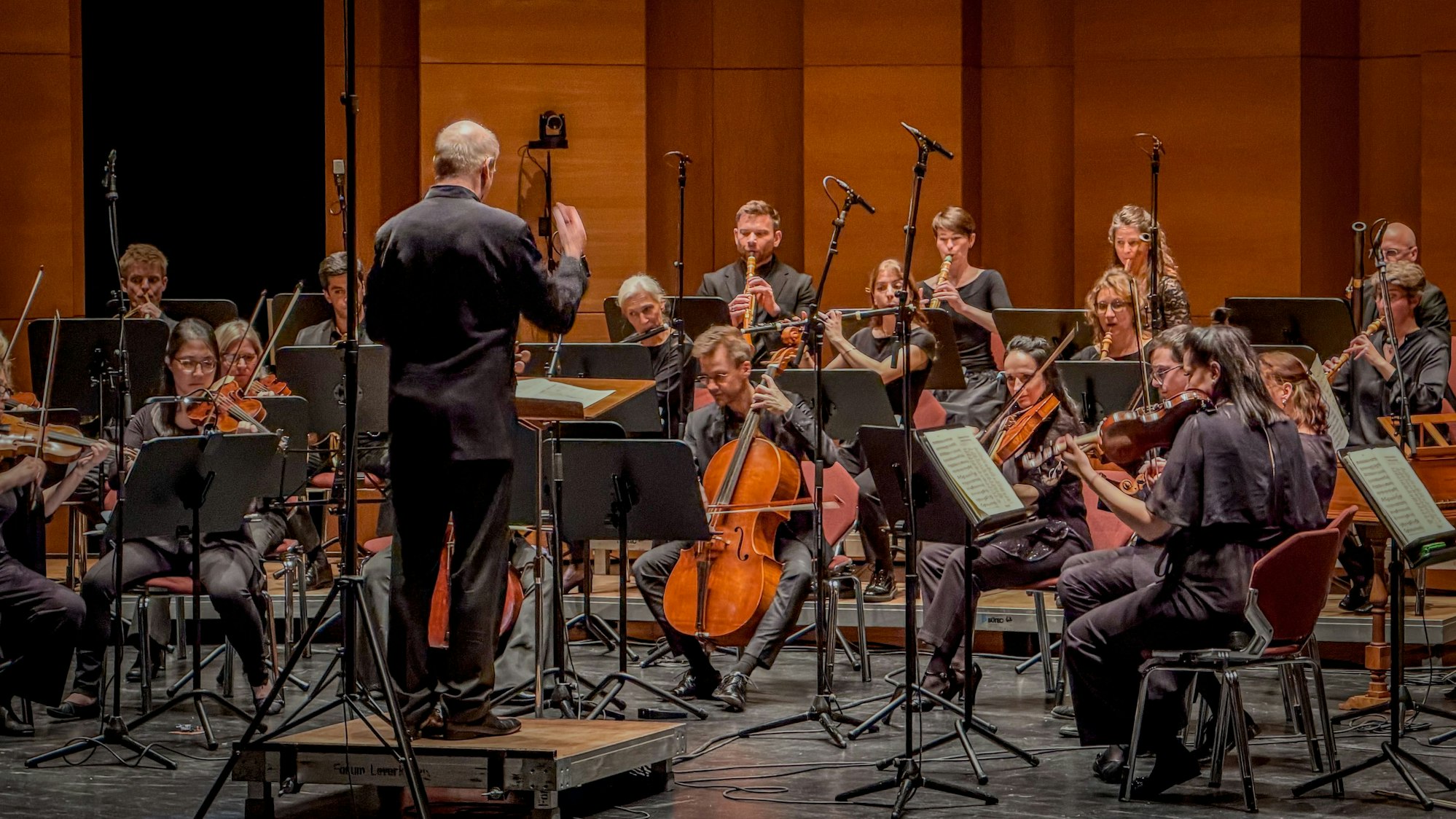 Ein Orchester spielt auf einer Bühne