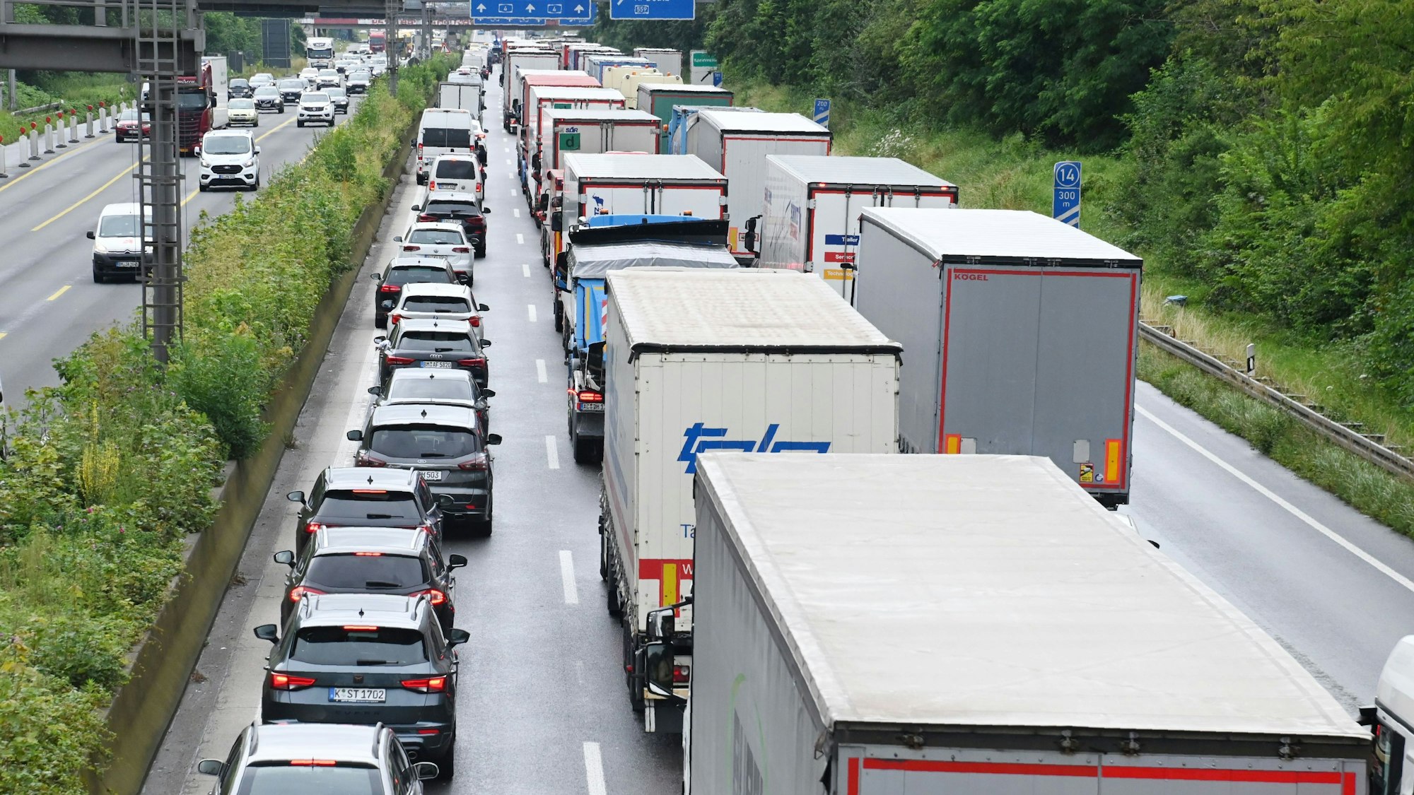 Auf der A4 (Symbolfoto) staut sich der Verkehr in Richtung Köln. Am Montagmorgen (20. April) ist ein Lkw-Auflieger in Brand geraten.