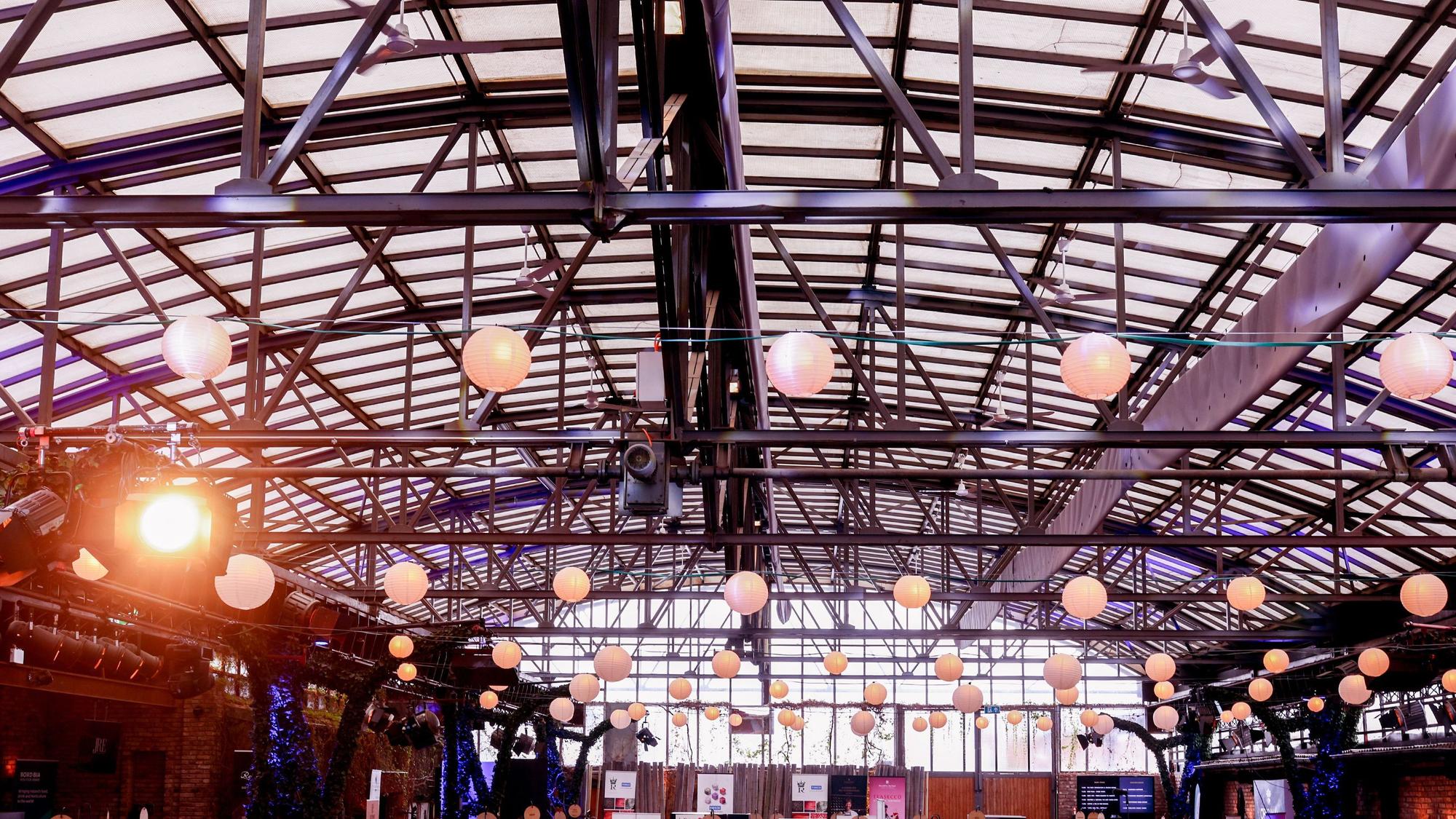 Die Decke der Halle Tor 2 in Köln. (Symbolbild)