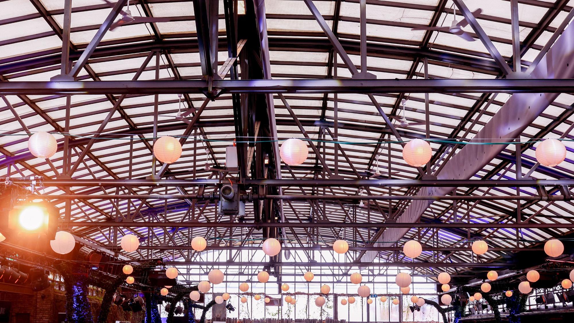 Die Decke bei einer Veranstaltung in der Halle Tor 2.