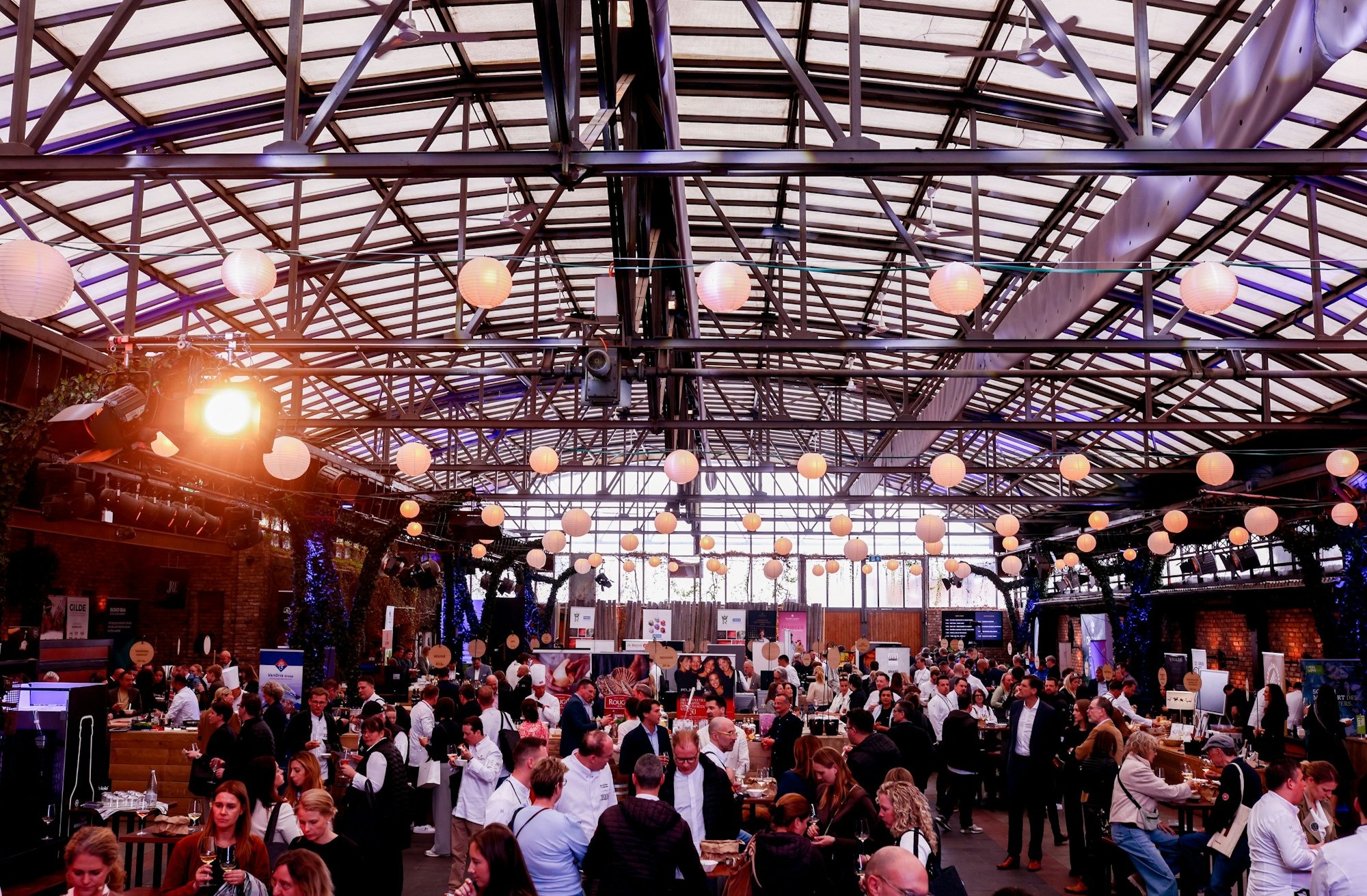 Genussmarkt der Köche-Vereinigung „Jeunes Restaurateurs“ in der Halle Tor 2 in Köln