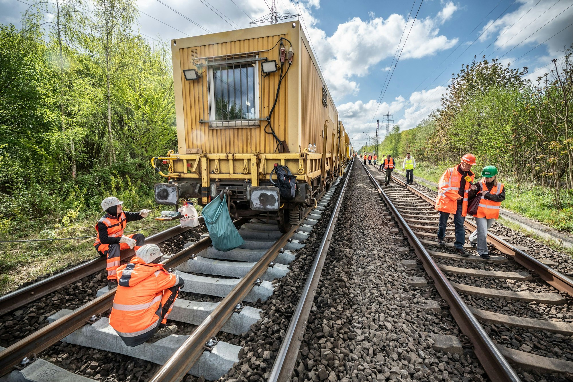Gleisumbauzug auf der Strecke Köln–Wuppertal–Hagen bei Manfort, Besuch Oliver Krischer, Umweltminister NRW. Bild: Ralf Krieger