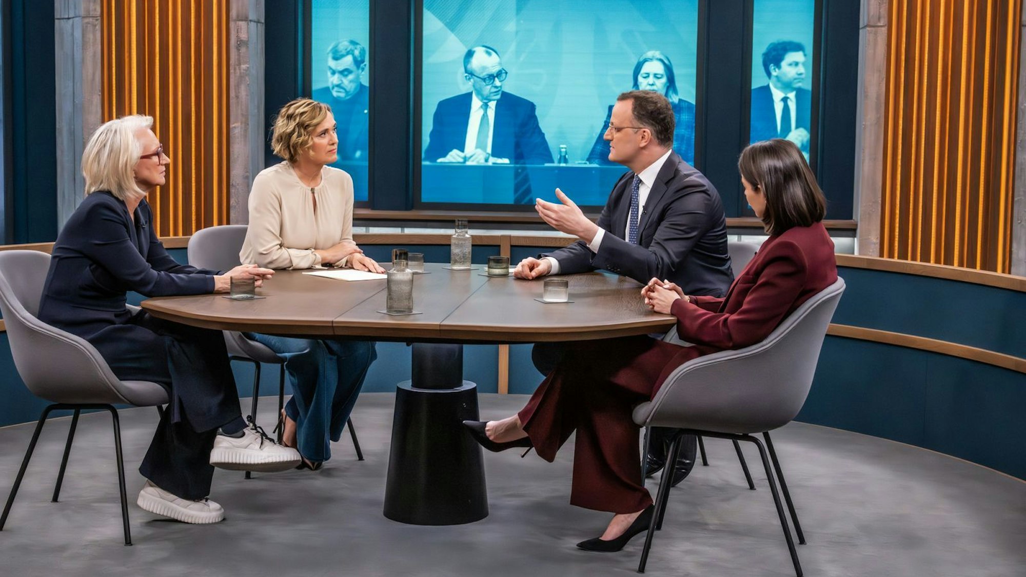 Mit Jens Spahn diskutierten am Sonntagabend Monika Schnitzer (links) und Karina Mößbauer (rechts). (Bild: NDR/Claudius Pflug)
