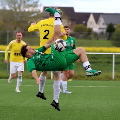 Das Bild zeigt den Obengenannten beim Versuch eines Fallrückziehers.