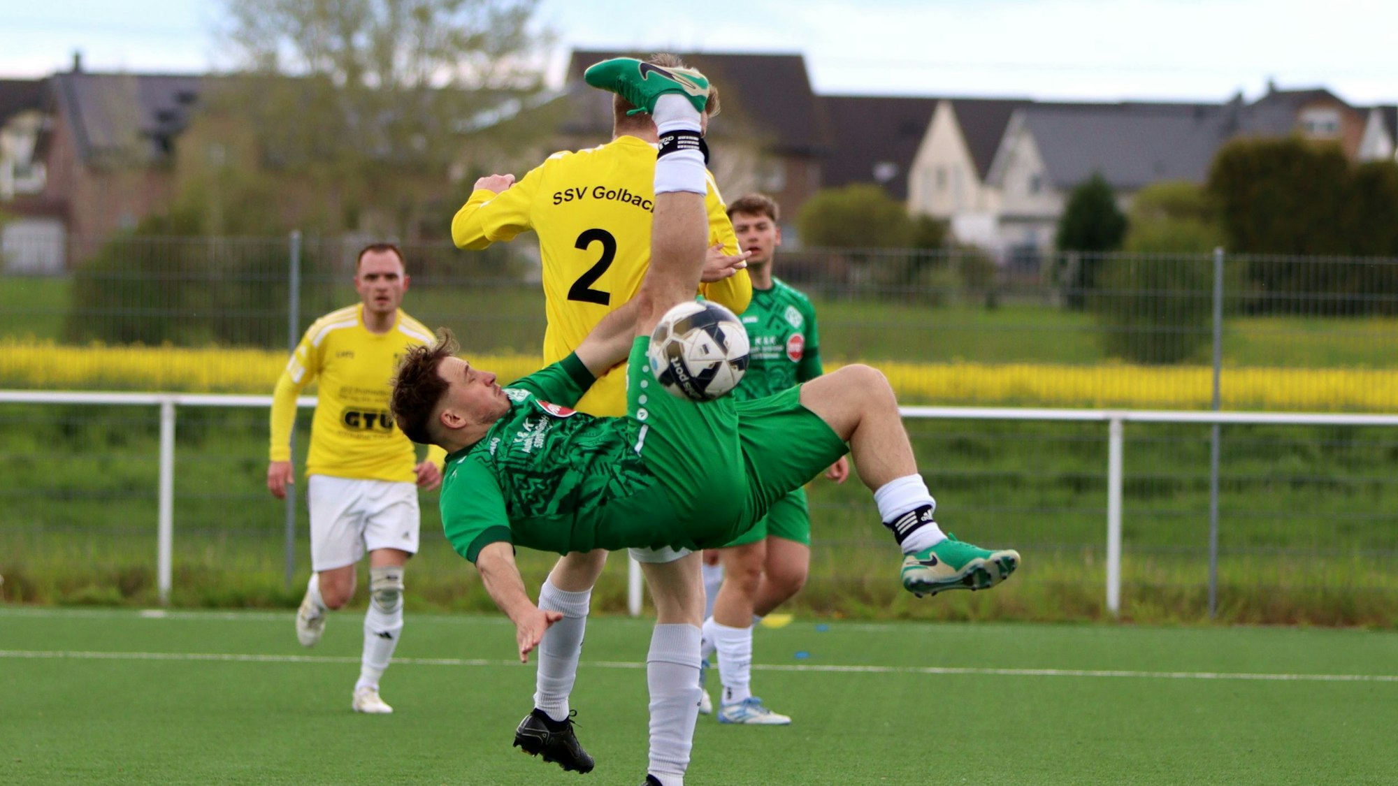 Das Bild zeigt den Obengenannten beim Versuch eines Fallrückziehers.