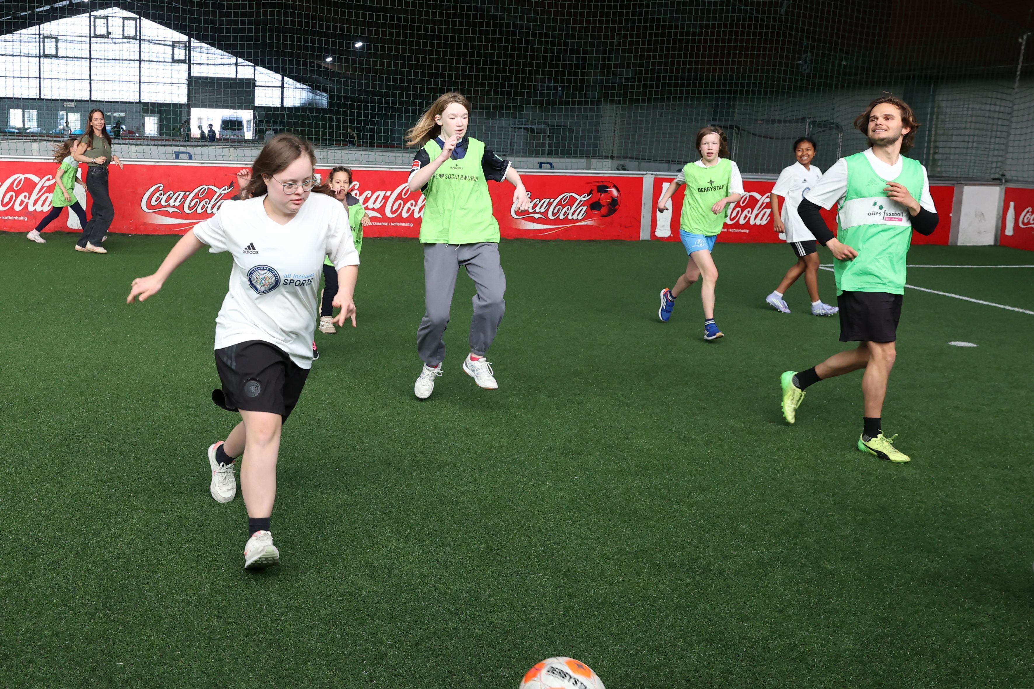 17.04.2026: Köln: Kölns Sportperson des Jahres Tobias Gemein eröffnet am Freitag die erste inklusive Mädchenmannschaft in Köln. Soccer World. Flavia (19). Foto: Martina Goyert