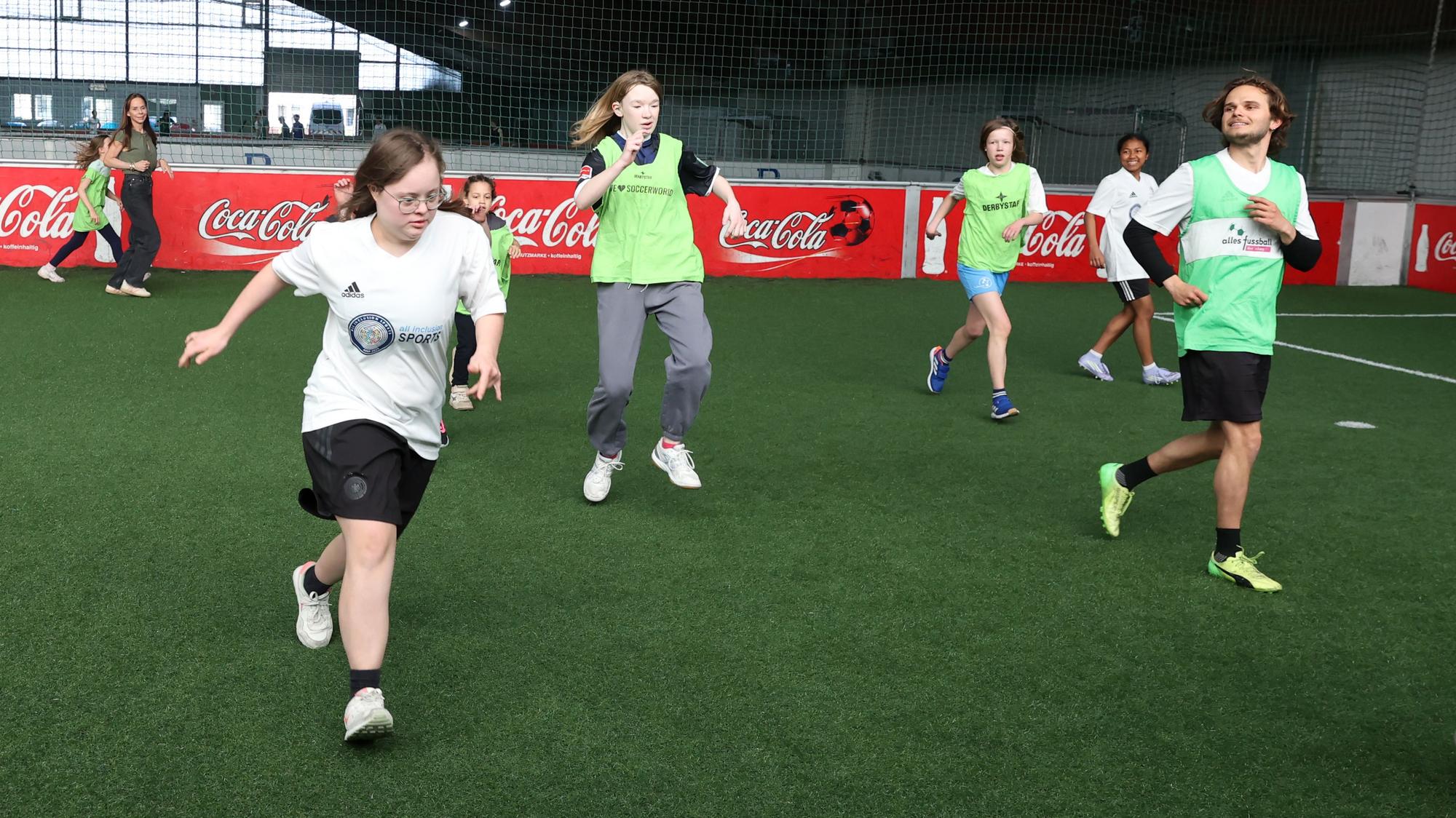 17.04.2026: Köln: Kölns Sportperson des Jahres Tobias Gemein eröffnet am Freitag die erste inklusive Mädchenmannschaft in Köln. Soccer World. Flavia (19). Foto: Martina Goyert